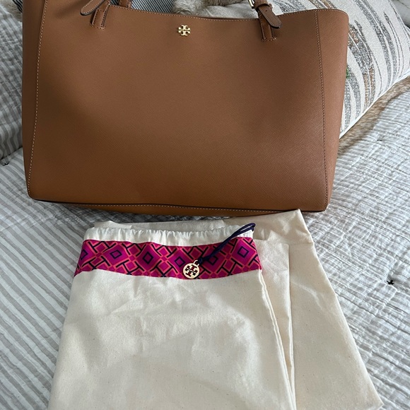 Tory Burch Emerson Bucket Tote - Picture 4 of 11